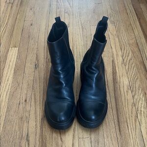 Women’s Black Leather Stuart Weitzman Boots. Size W 8US. 50$ or best price